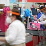 Volverán adultos mayores a supermercados como empacadores