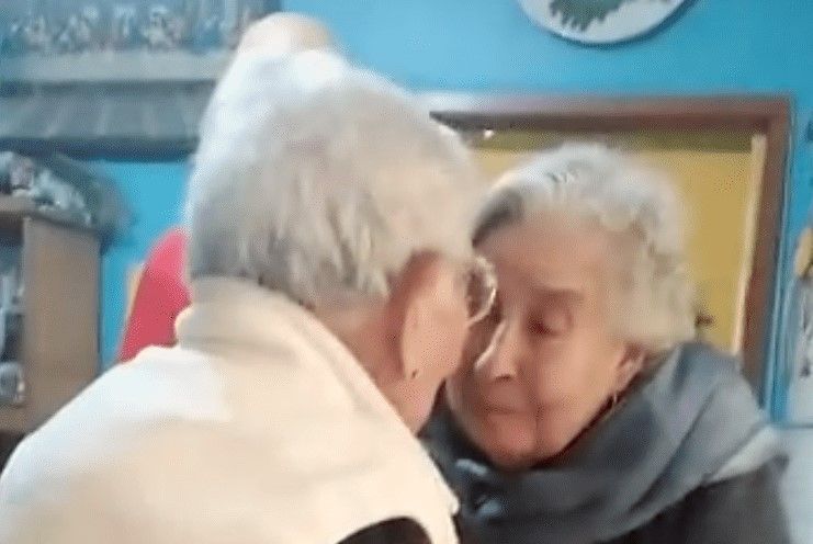 VIDEO: Conmueve emotivo reencuentro de hermanas de 90 años tras pandemia