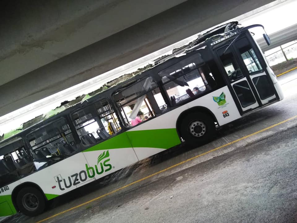 Choca Tuzobús contra puente de Galerías