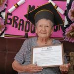 Abuelita se gradúa de la secundaria a los 89 años