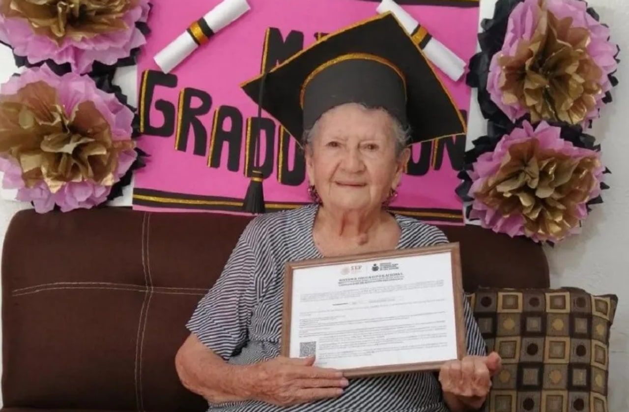 Abuelita se gradúa de la secundaria a los 89 años