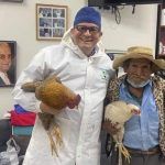 Abuelito paga su operación con dos gallinas