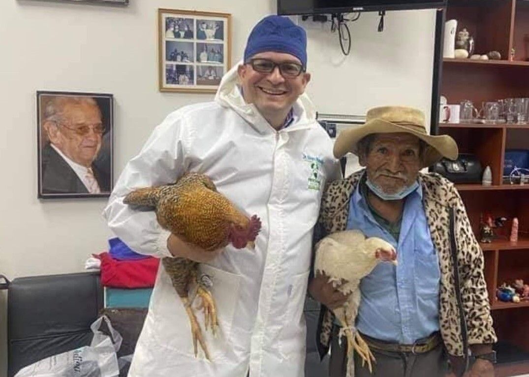 Abuelito paga su operación con dos gallinas