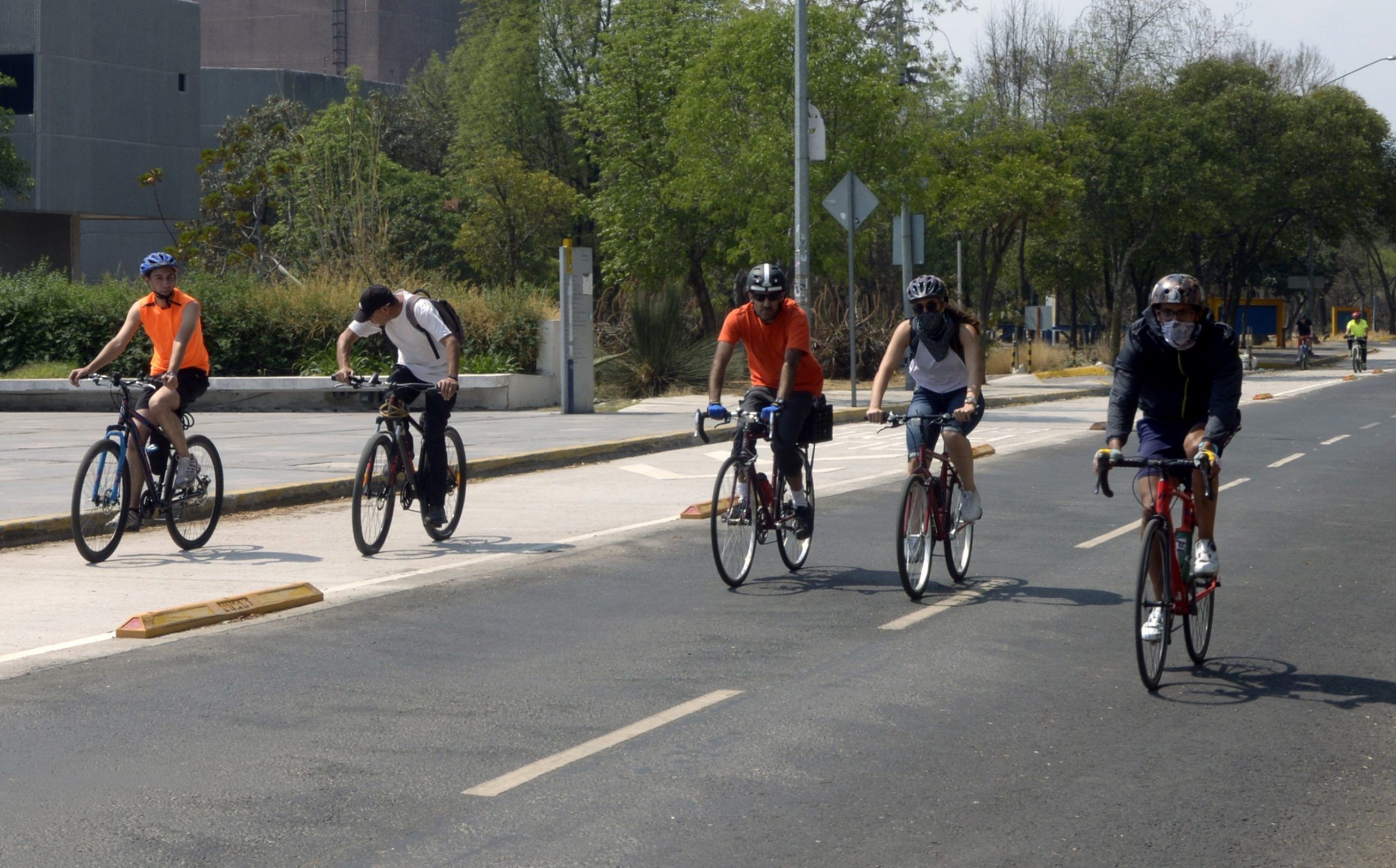 Andar en bicicleta al aire libre produce felicidad, revela la UNAM