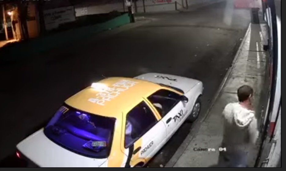 Cancelarán tarjetón de conductor de taxi que golpeó a mujer
