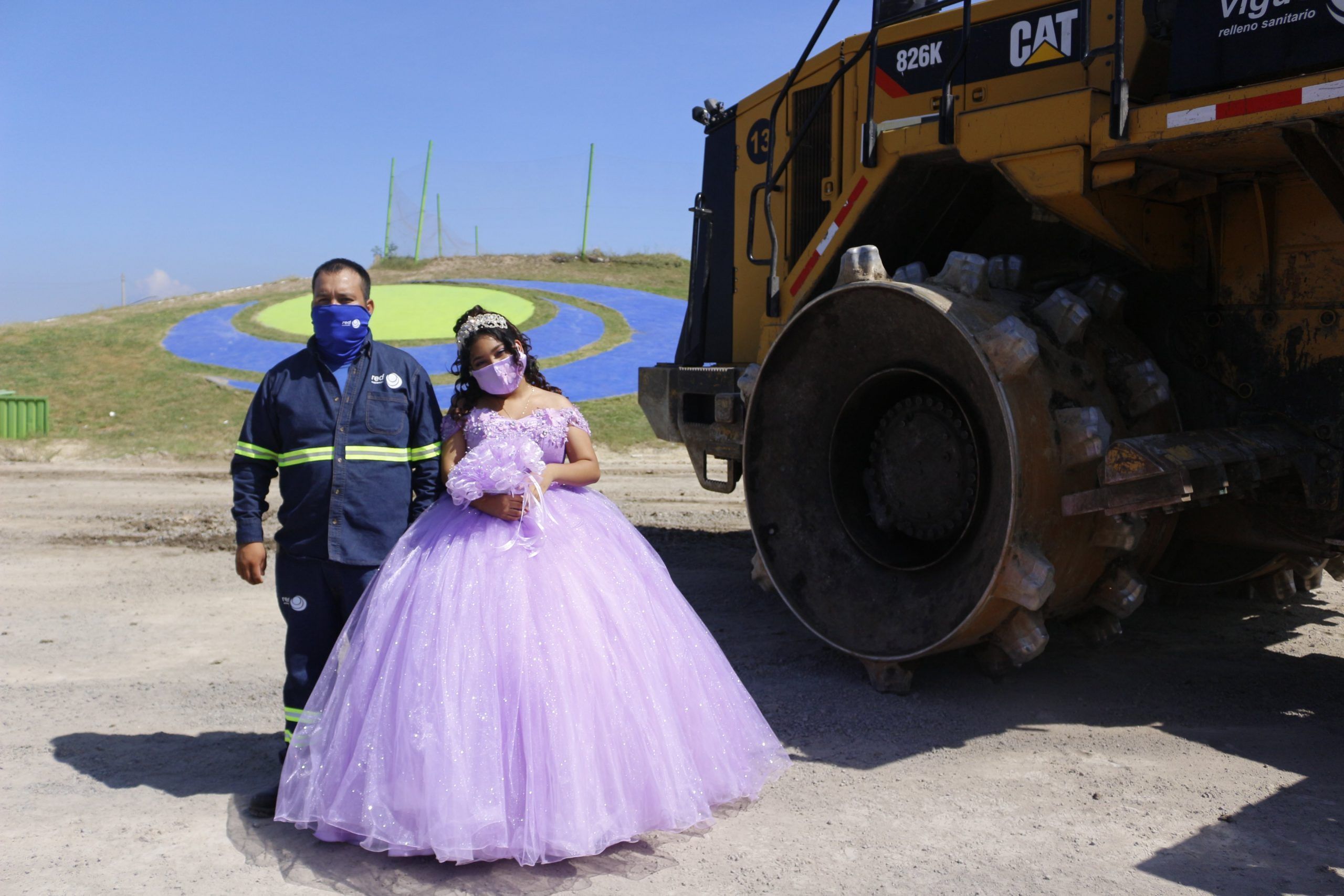 Quinceañera hace sesión de fotos en relleno sanitario, trabajo de su papá