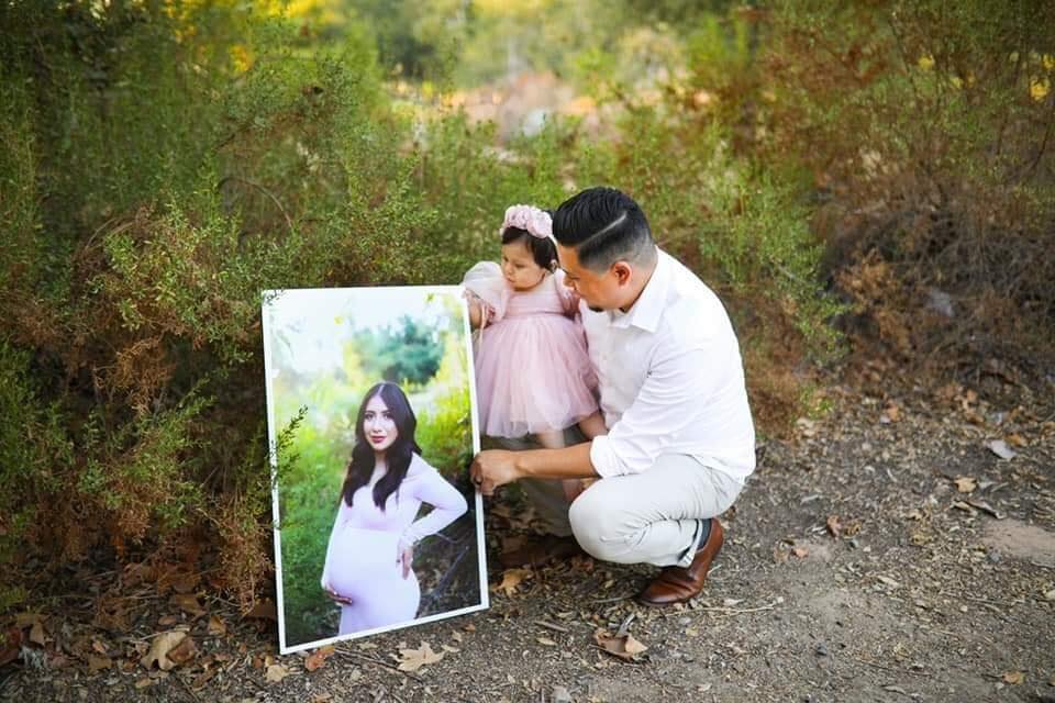 Se hace fotografía en cumpleaños de su hija, en honor a su esposa fallecida