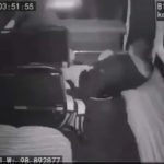 VIDEO: Sujetos intentan asaltar combi, pero salen volando