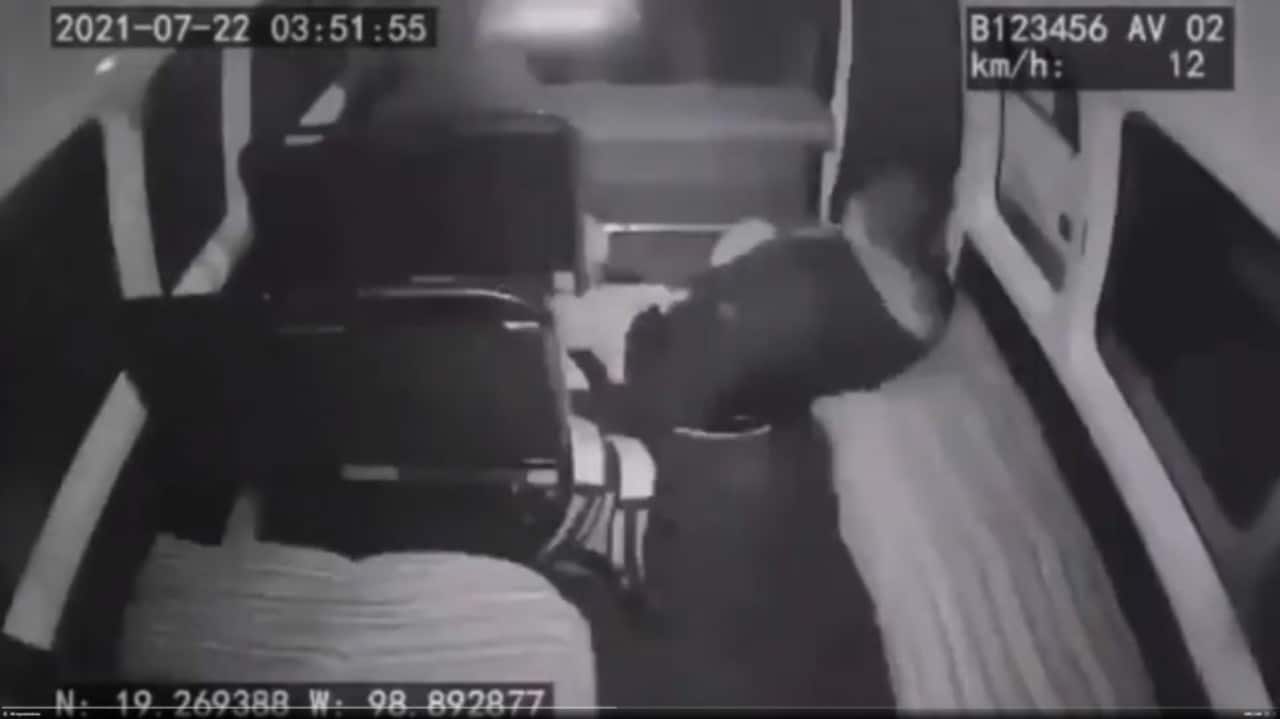 VIDEO: Sujetos intentan asaltar combi, pero salen volando