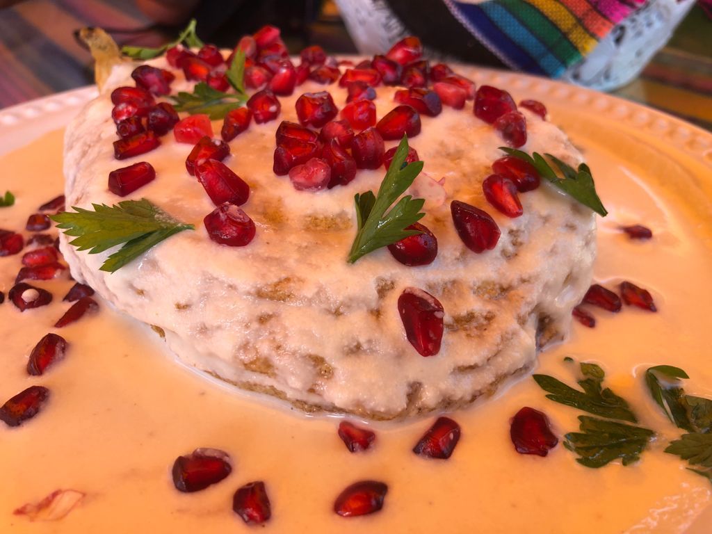 Calpan, Puebla es el lugar de donde salen los ingredientes para uno de los platillos más peculiares de la gastronomía mexicana: los chiles en nogada.