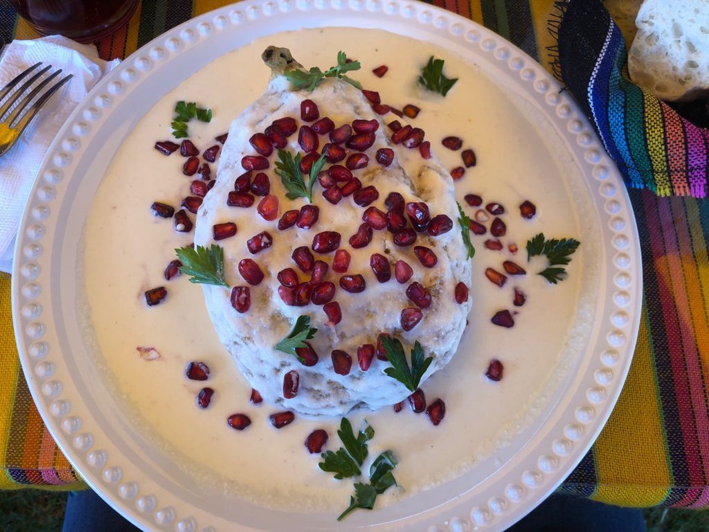 Calpan, Puebla es el lugar de donde salen los ingredientes para uno de los platillos más peculiares de la gastronomía mexicana: los chiles en nogada.