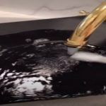 VIDEO: Mujer lava con agua y jabón la consola de PS4 de su novio