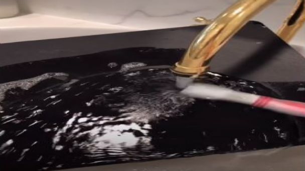 VIDEO: Mujer lava con agua y jabón la consola de PS4 de su novio
