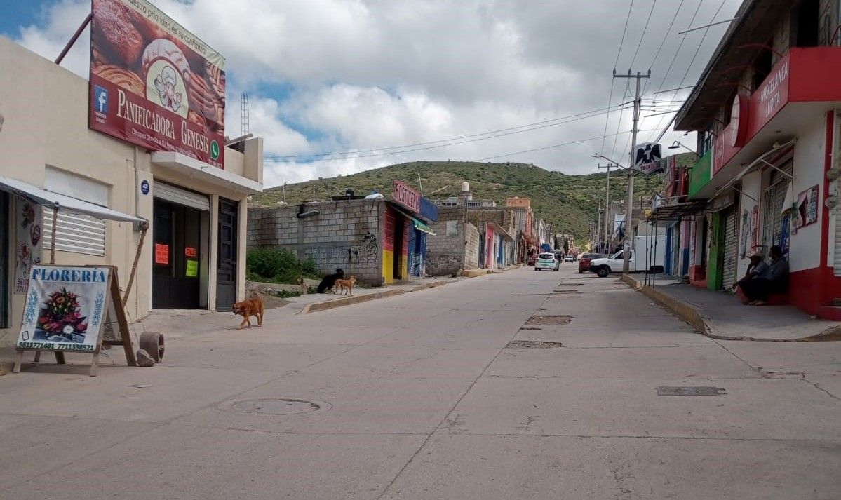 Denuncian vecinos de Los Ángeles, en Pachuca, taponamiento de registros