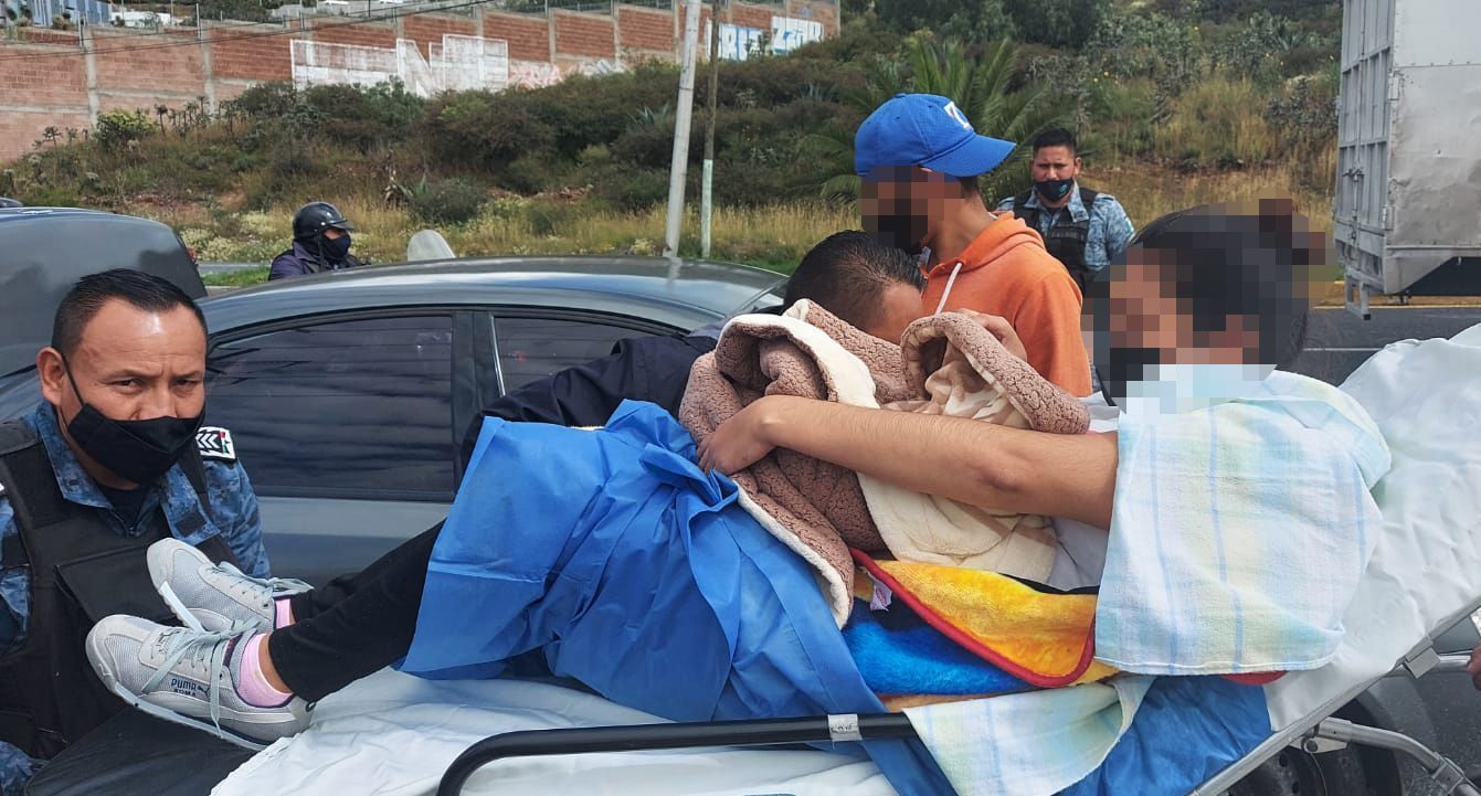Ayudan policías a una mujer a dar a luz en el bulevar Colosio