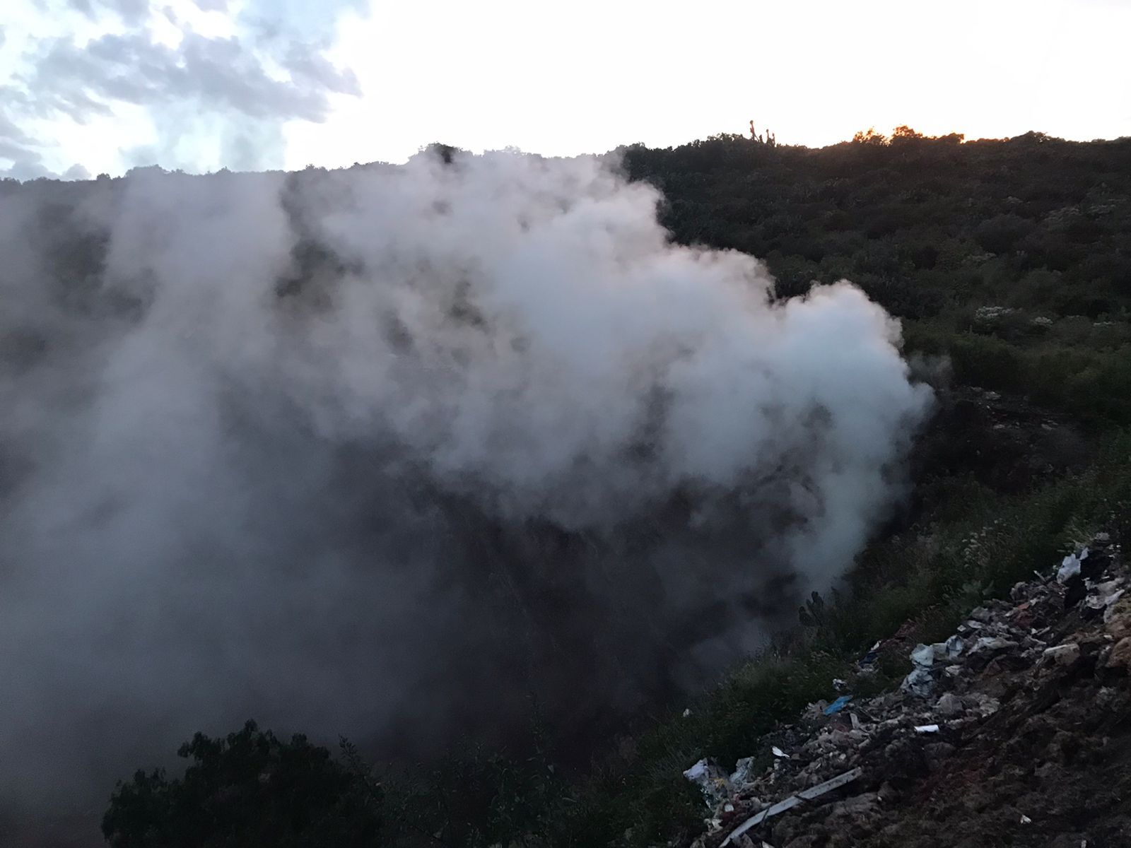 Apagan incendio en relleno sanitario de El Huixmí