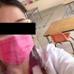 Maestra se burla de único alumno que va a clases presenciales y pide a mamá que vaya a limpiar