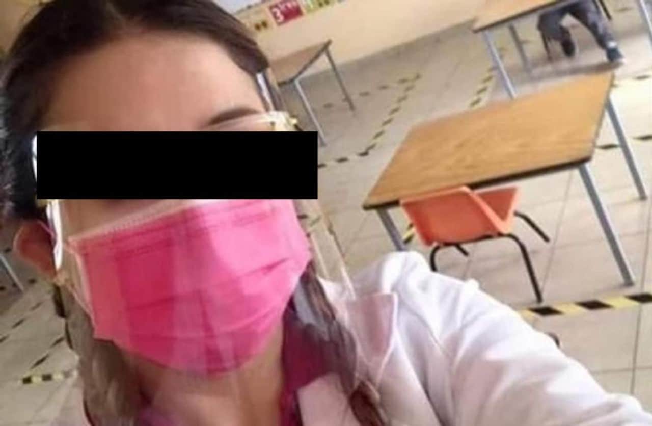 Maestra se burla de único alumno que va a clases presenciales y pide a mamá que vaya a limpiar