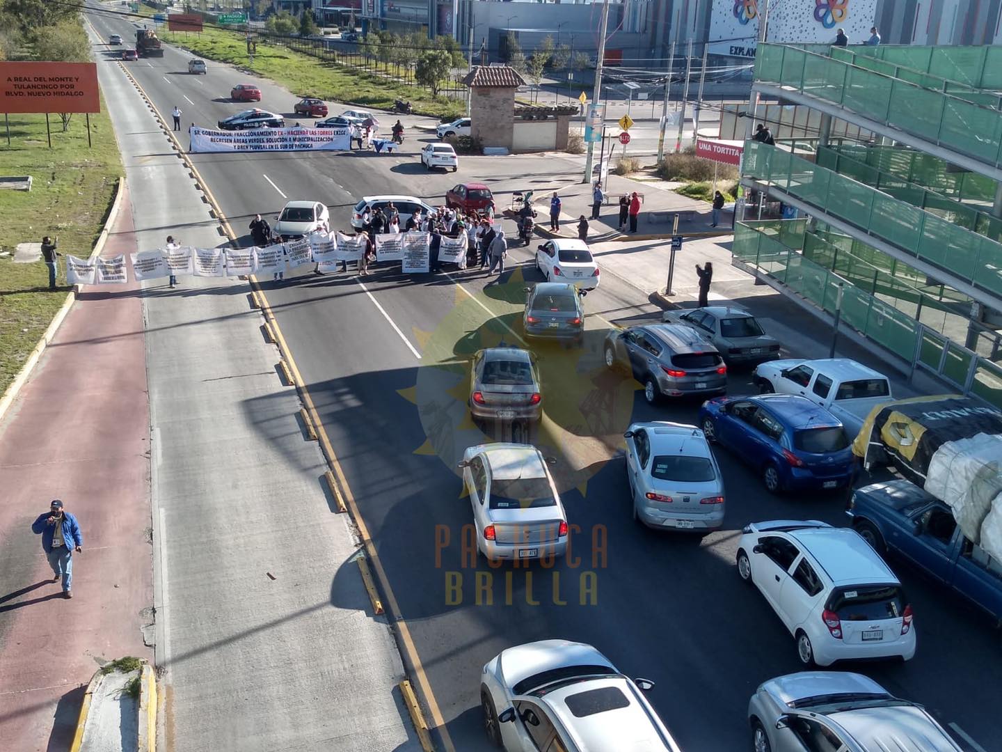 Vecinos bloquean la México-Pachuca para pedir solución a problemas
