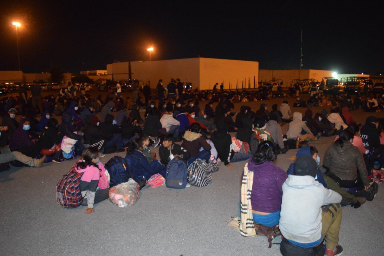 VIDEO Encuentran a 652 migrantes en tres tráileres, en Tamaulipas