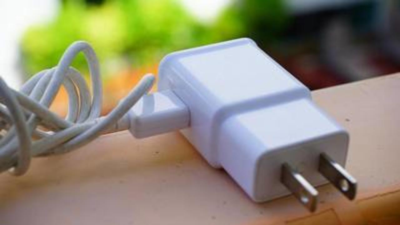 Profeco anuncia el retiro de tres marcas de cargadores para celular