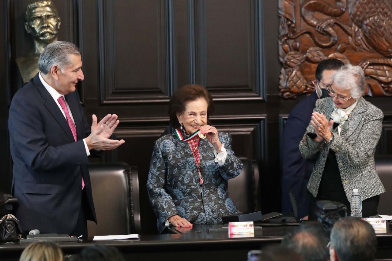 Ifigenia Martínez recibe medalla Belisario Domínguez