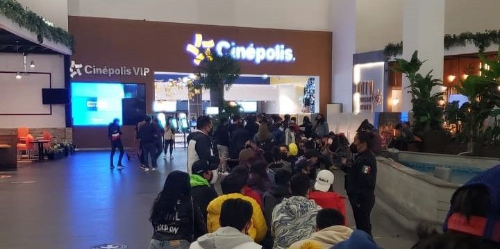 Pachuqueños hacen fila para comprar boletos de Spiderman