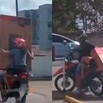 VIDEO Compran pantalla y saliendo de la tienda se les cae