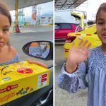 Captan a niña que vende dulces y habla 4 idiomas, en Ecuador