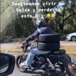 Captan a motociclista cargando llantas de peculiar forma y se viraliza