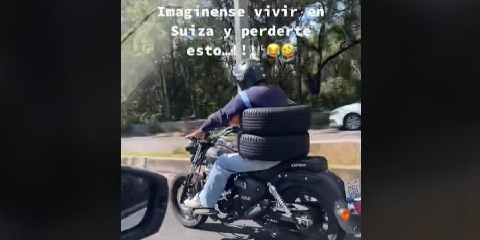 Captan a motociclista cargando llantas de peculiar forma y se viraliza