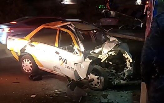Muere taxista de Pachuca tras fuerte impacto contra grúa