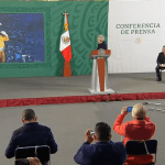 Homenajea AMLO a Vicente Fernández durante conferencia