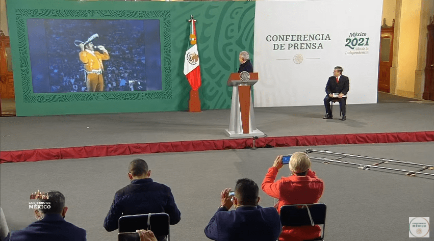 Homenajea AMLO a Vicente Fernández durante conferencia