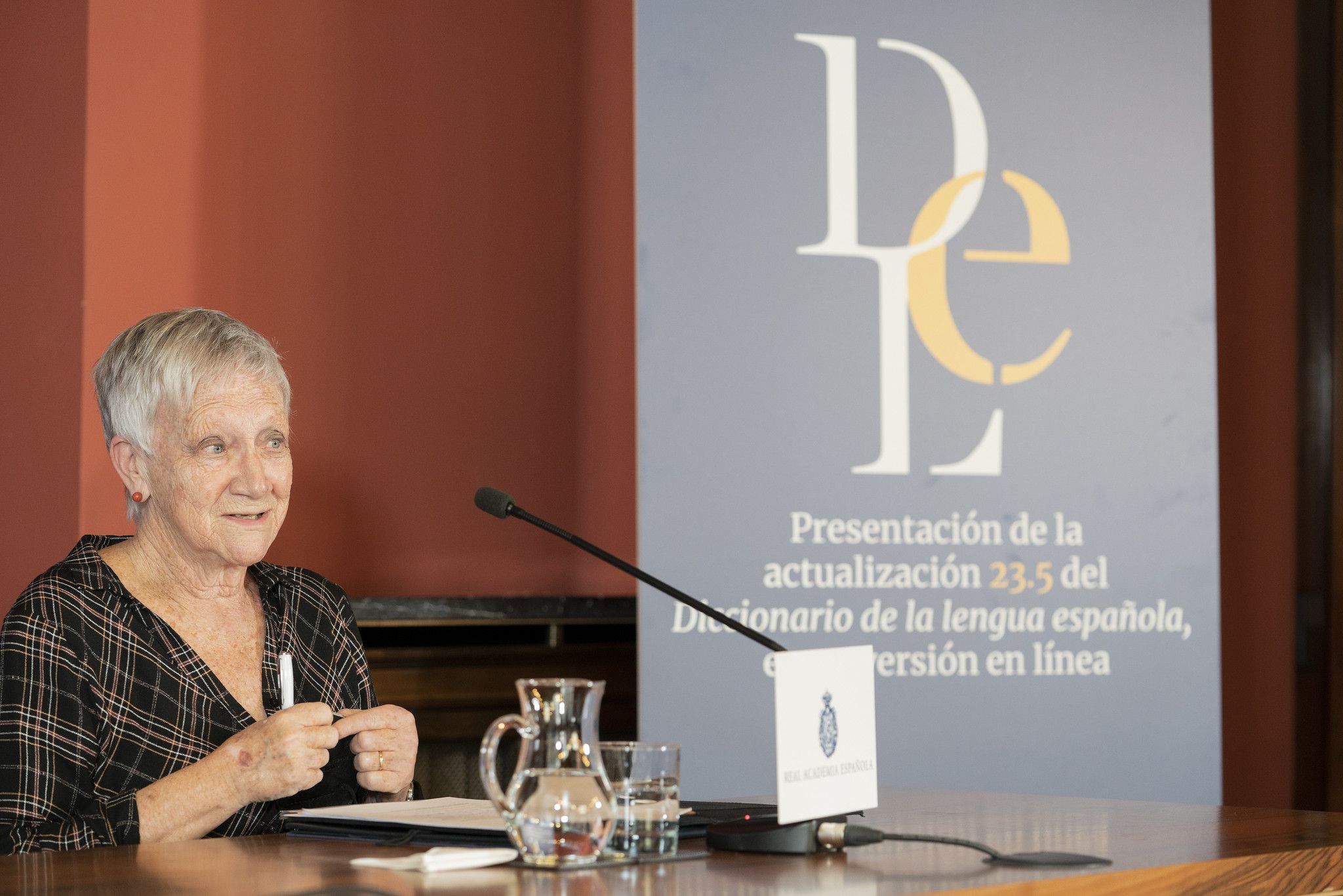 Valer madre y cubrebocas, nuevas palabras en diccionario de RAE