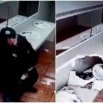 VIDEO Policías se ponen románticos en baño y tiran lavabos En México, un par de policías municipales llevaron más allá la palabra “pareja” esto por darse muestras de amor en un baño público, tiraron unos lavabos al suelo. El momento quedó grabado gracias a cámaras de seguridad y fue difundido en redes sociales. Cuando el video comienza, se puede ver a una uniformada sentada sobre una columna de lavamanos de los baños públicos mientras está en compañía de un colega. Aunque no aparecen a cuadro, se puede ver que los dos policías platican con más personas que se encuentran ahí dentro. Cuando esto sucedió, el hombre verifica que el espacio de los lavabos al lado de su compañera esté seco y procede a recargarse. Mientras esto pasa, la mujer mece los pies y espera pacientemente el acercamiento de él, después la policía extiende los brazos y rodea el cuello de su pareja para poder besarlo. A los pocos instantes, el lavamanos no resistió el peso, por lo que ambos cayeron al suelo, llevándose con ellos al menos dos lavabos. Después procedieron a levantarse rápidamente para observar los daños que habían causado. Se desconoce a qué municipio pertenecen los policías. Tampoco se sabe si fueron sancionados por sus acciones amorosas en horas laborales y si los hicieron pagar los daños causados a los lavabos de los baños. Yolanda Valle