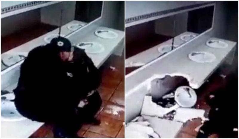 VIDEO Policías se ponen románticos en baño y tiran lavabos En México, un par de policías municipales llevaron más allá la palabra “pareja” esto por darse muestras de amor en un baño público, tiraron unos lavabos al suelo. El momento quedó grabado gracias a cámaras de seguridad y fue difundido en redes sociales. Cuando el video comienza, se puede ver a una uniformada sentada sobre una columna de lavamanos de los baños públicos mientras está en compañía de un colega. Aunque no aparecen a cuadro, se puede ver que los dos policías platican con más personas que se encuentran ahí dentro. Cuando esto sucedió, el hombre verifica que el espacio de los lavabos al lado de su compañera esté seco y procede a recargarse. Mientras esto pasa, la mujer mece los pies y espera pacientemente el acercamiento de él, después la policía extiende los brazos y rodea el cuello de su pareja para poder besarlo. A los pocos instantes, el lavamanos no resistió el peso, por lo que ambos cayeron al suelo, llevándose con ellos al menos dos lavabos. Después procedieron a levantarse rápidamente para observar los daños que habían causado. Se desconoce a qué municipio pertenecen los policías. Tampoco se sabe si fueron sancionados por sus acciones amorosas en horas laborales y si los hicieron pagar los daños causados a los lavabos de los baños. Yolanda Valle