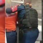 VIDEO Policía salva a mujer que se ahogaba con un pedazo de carne, en la CDMX