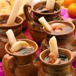 Dentro del menú navideño de los hogares mexicanos no puede faltar una tradicional bebida: el ponche.