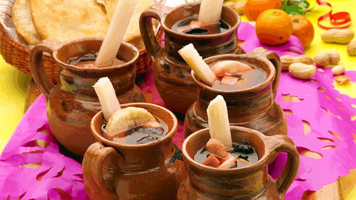 Dentro del menú navideño de los hogares mexicanos no puede faltar una tradicional bebida: el ponche.