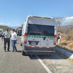 Hallan a 28 migrantes en ambulancia falsa del IMSS en Oaxaca