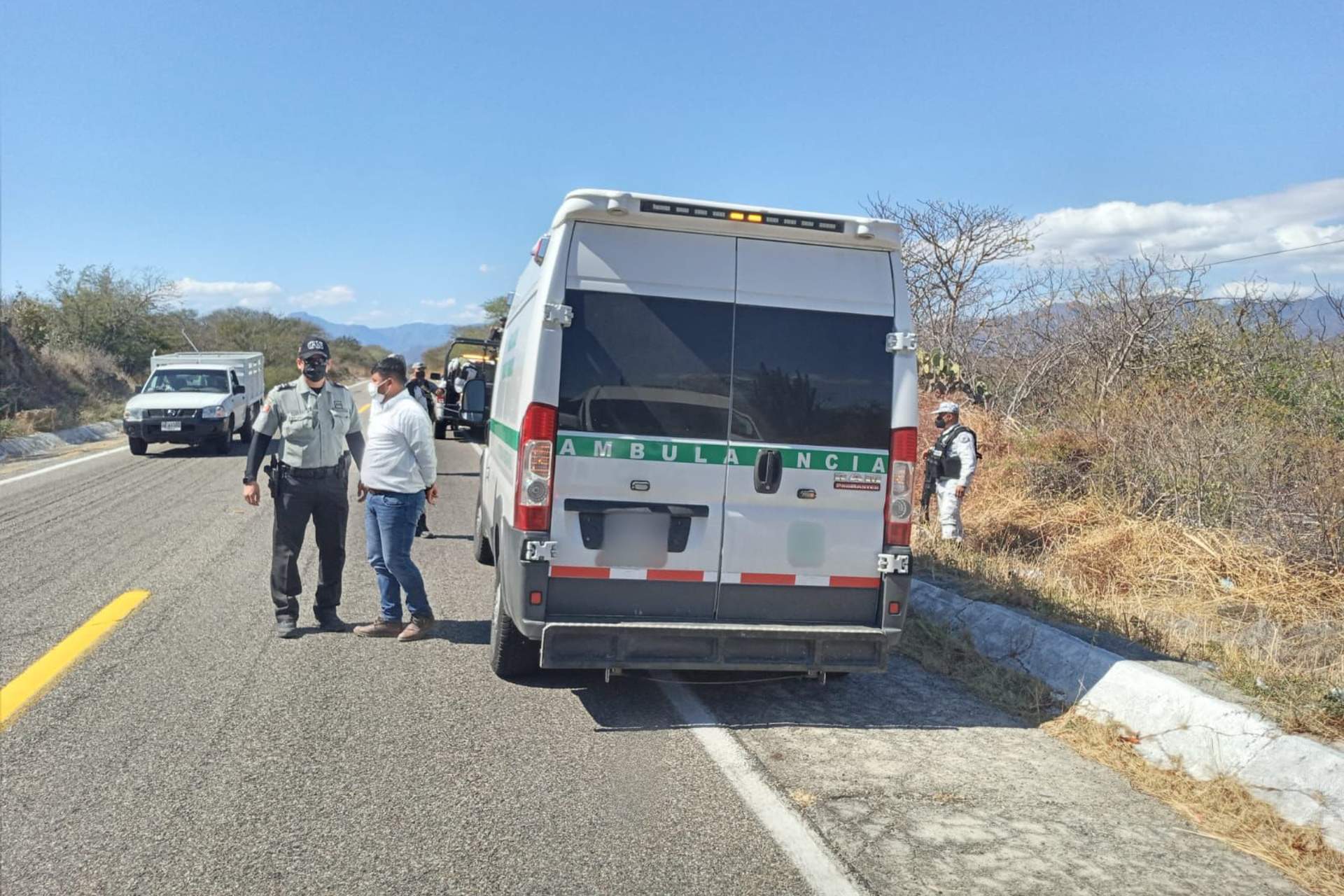 Hallan a 28 migrantes en ambulancia falsa del IMSS en Oaxaca