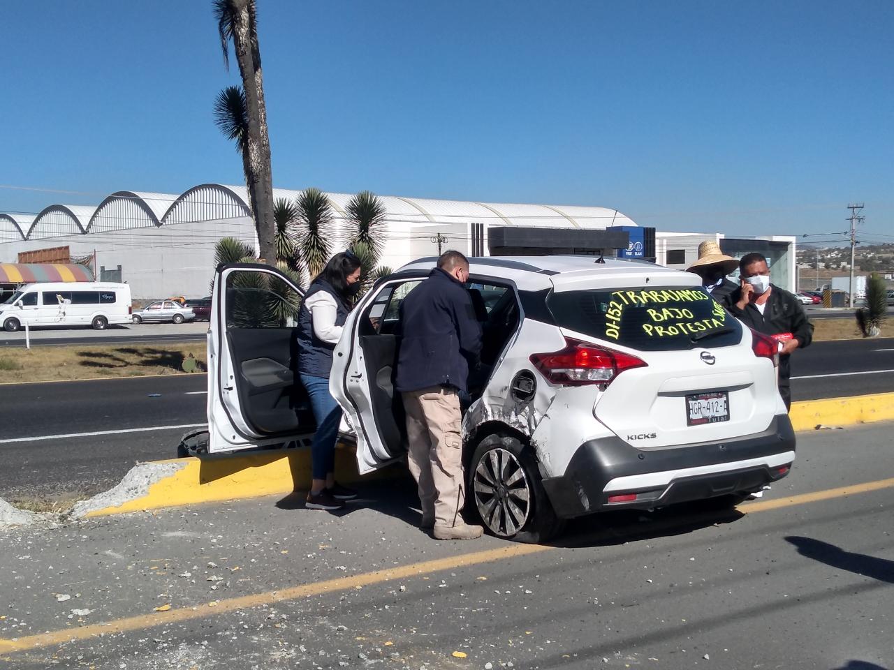 Camioneta de maestro de SNTE choca sobre la México-Pachuca