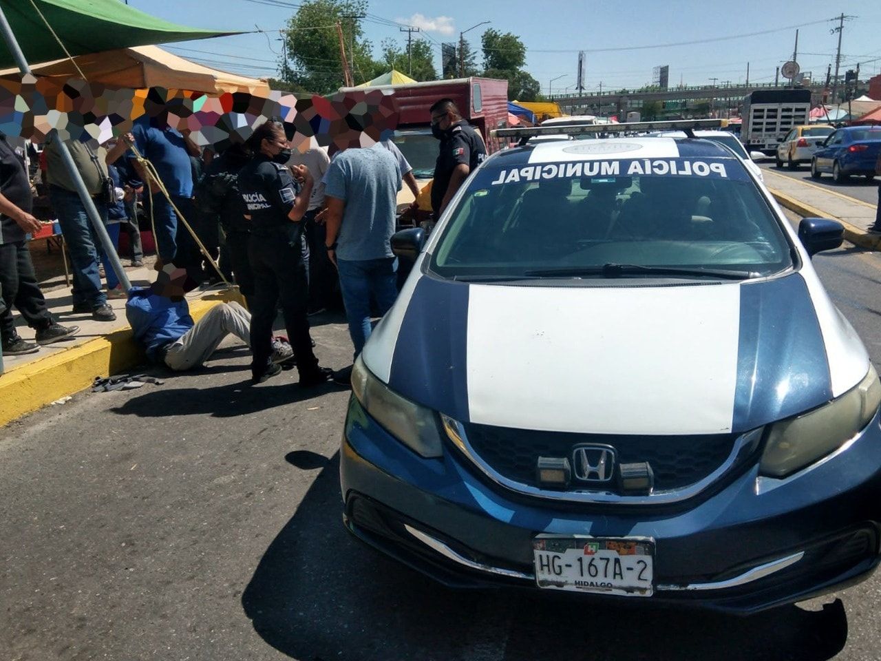 Amarran y cortan cabello por presunto robo en tianguis de Pachuca