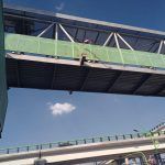 Persona intenta lanzarse de puente peatonal en Pachuca