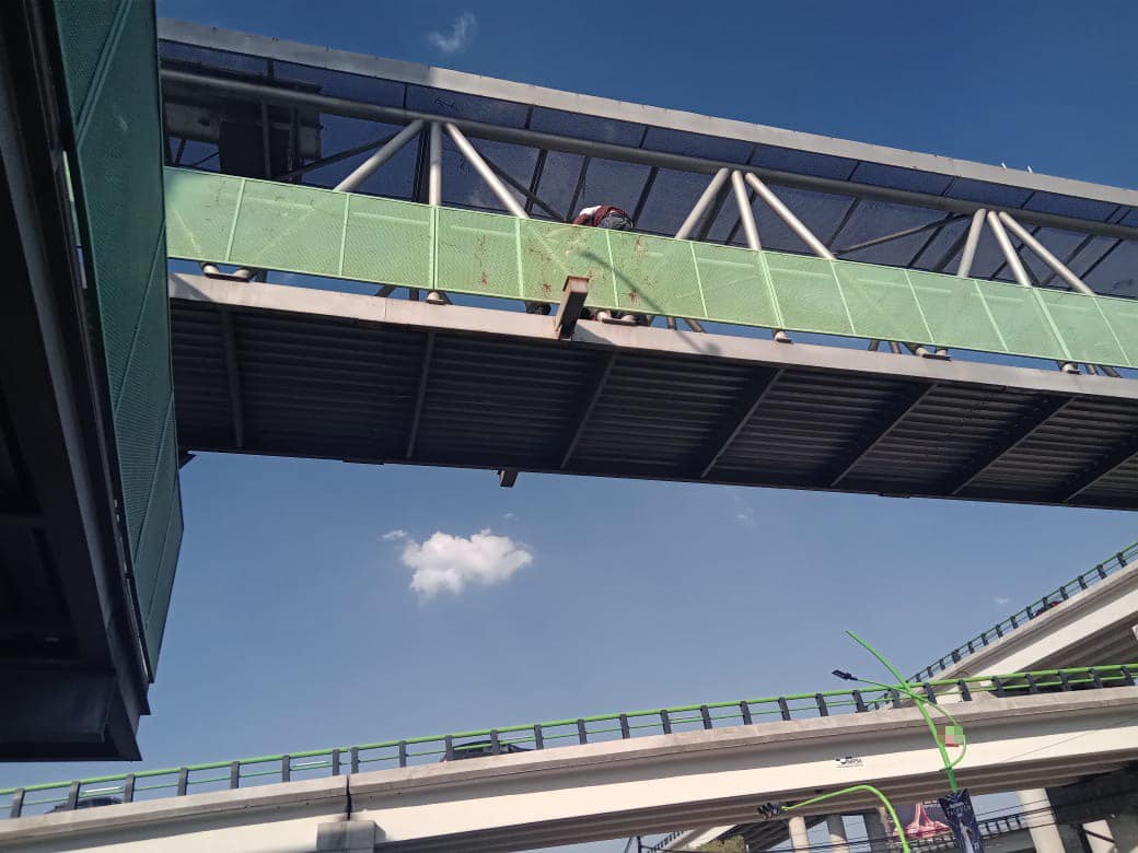 Persona intenta lanzarse de puente peatonal en Pachuca