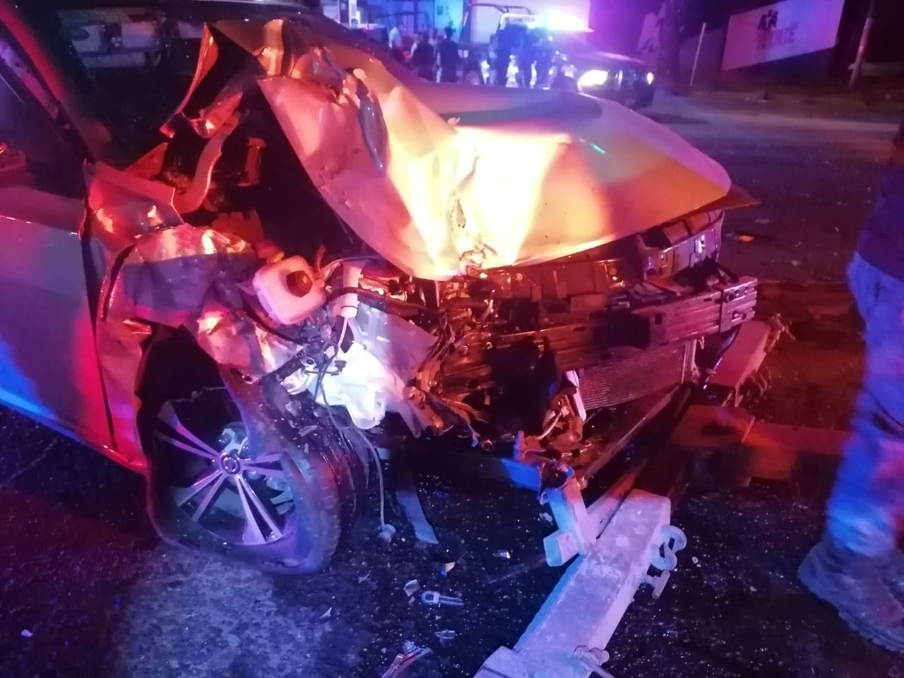 Funcionario alcoholizado atropella a moto y choca con autobús en Pachuca