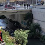 Rescatan a hombre que cayó al Río de las Avenidas