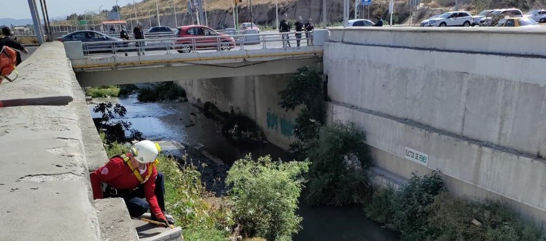 Rescatan a hombre que cayó al Río de las Avenidas