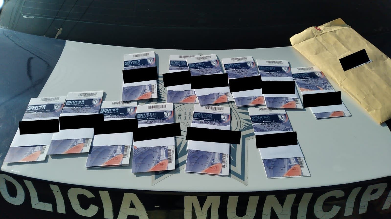 Detienen a dos sujetos por revender boletos en el estadio Hidalgo